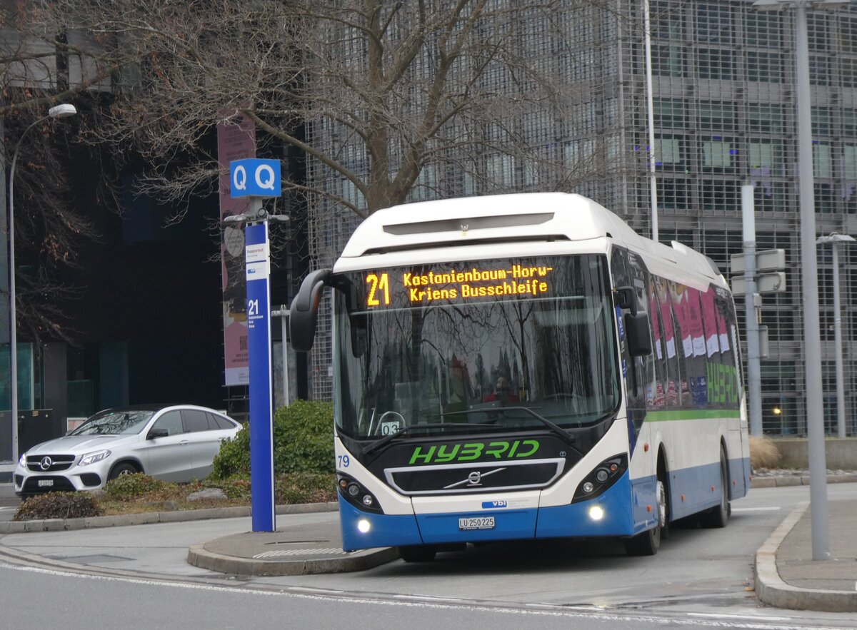 (271'185) - VBL Luzern - Nr. 79/LU 250'225 - Volvo am 14. Januar 2025 beim Bahnhof Luzern