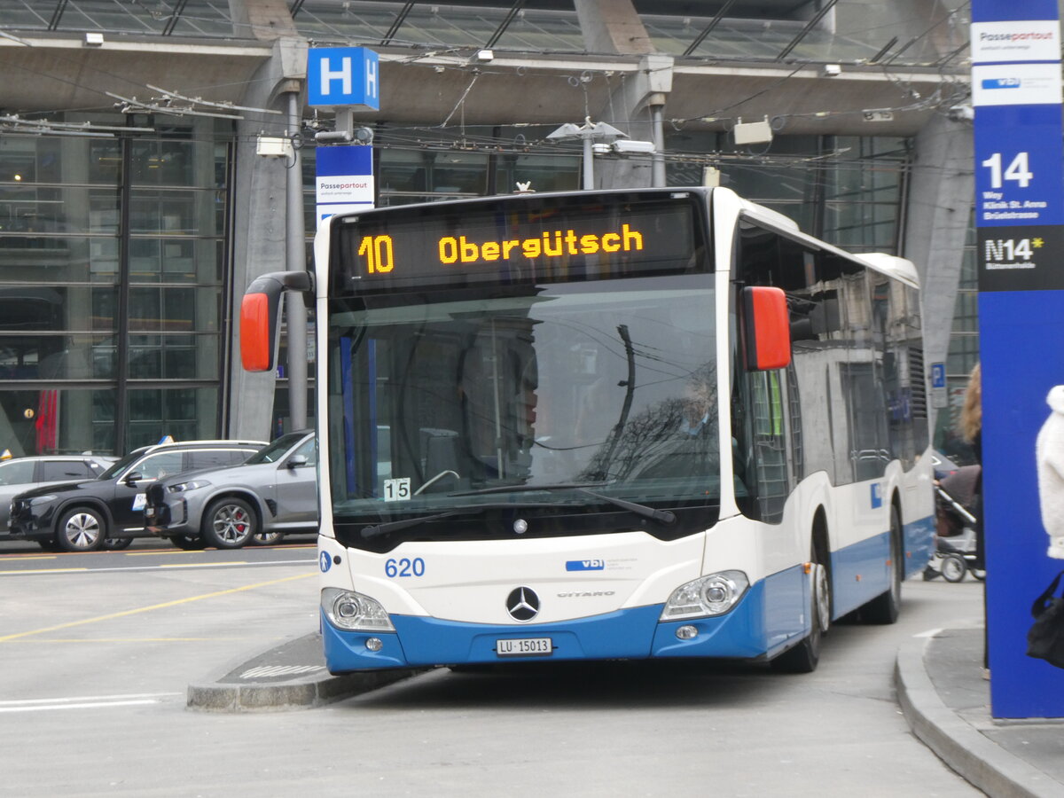 (271'187) - VBL Luzern - Nr. 620/LU 15'013 - Mercedes am 14. Januar 2025 beim Bahnhof Luzern