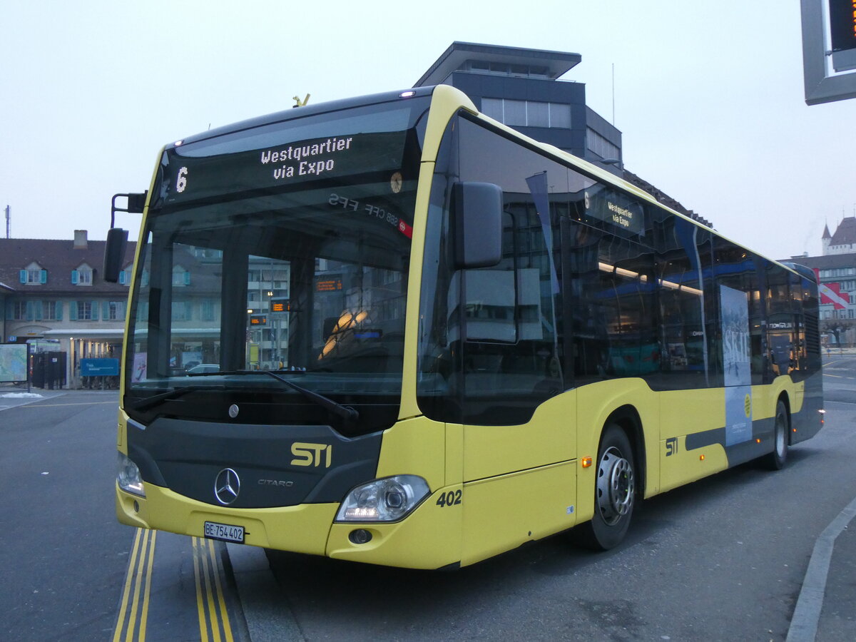 (271'222) - STI Thun - Nr. 402/BE 754'402 - Mercedes am 18. Januar 2025 beim Bahnhof Thun 