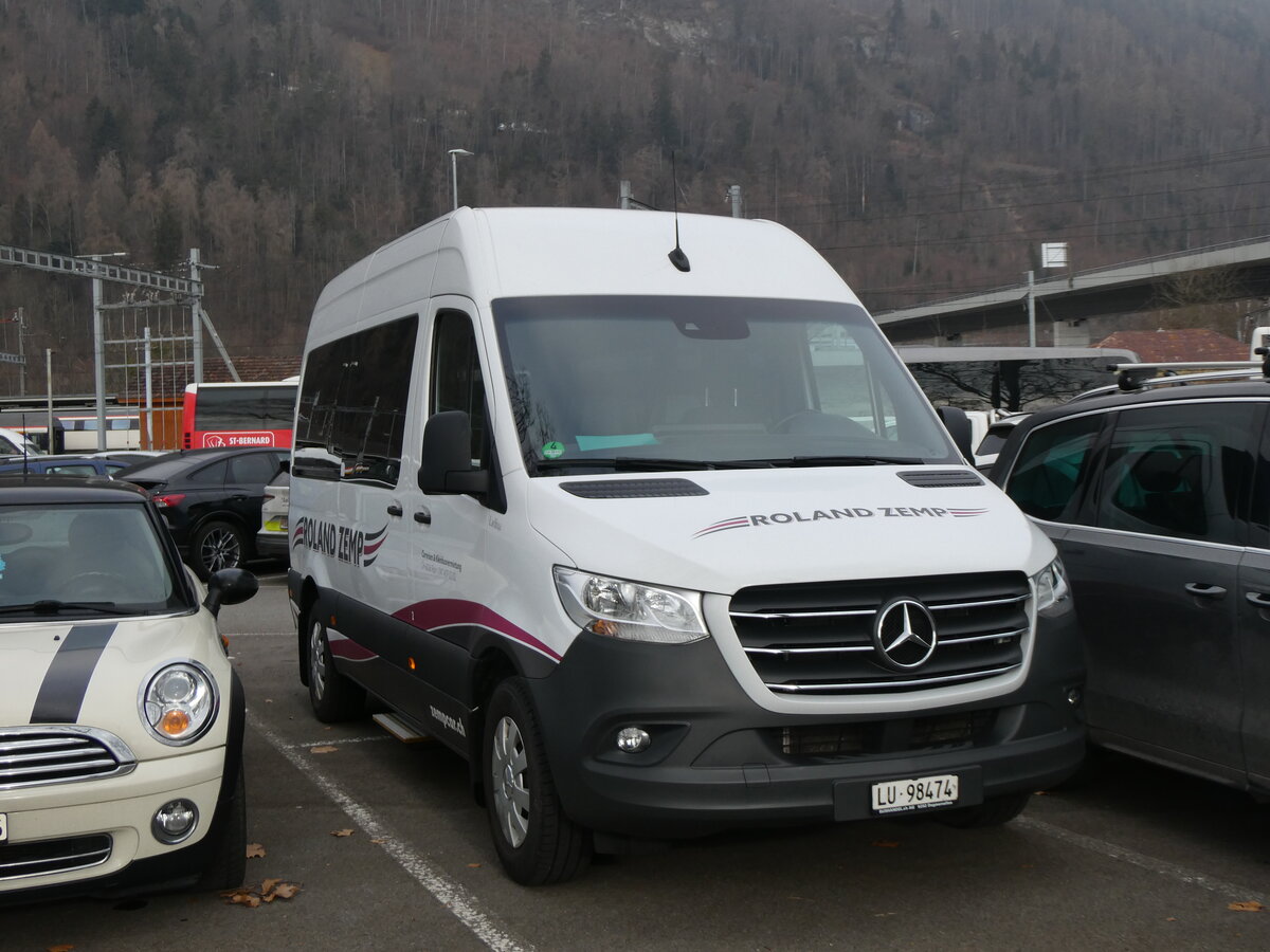 (271'240) - Zemp, Rain - Nr. 2/LU 98'474 - Mercedes am 18. Januar 2025 beim Bahnhof Interlaken Ost