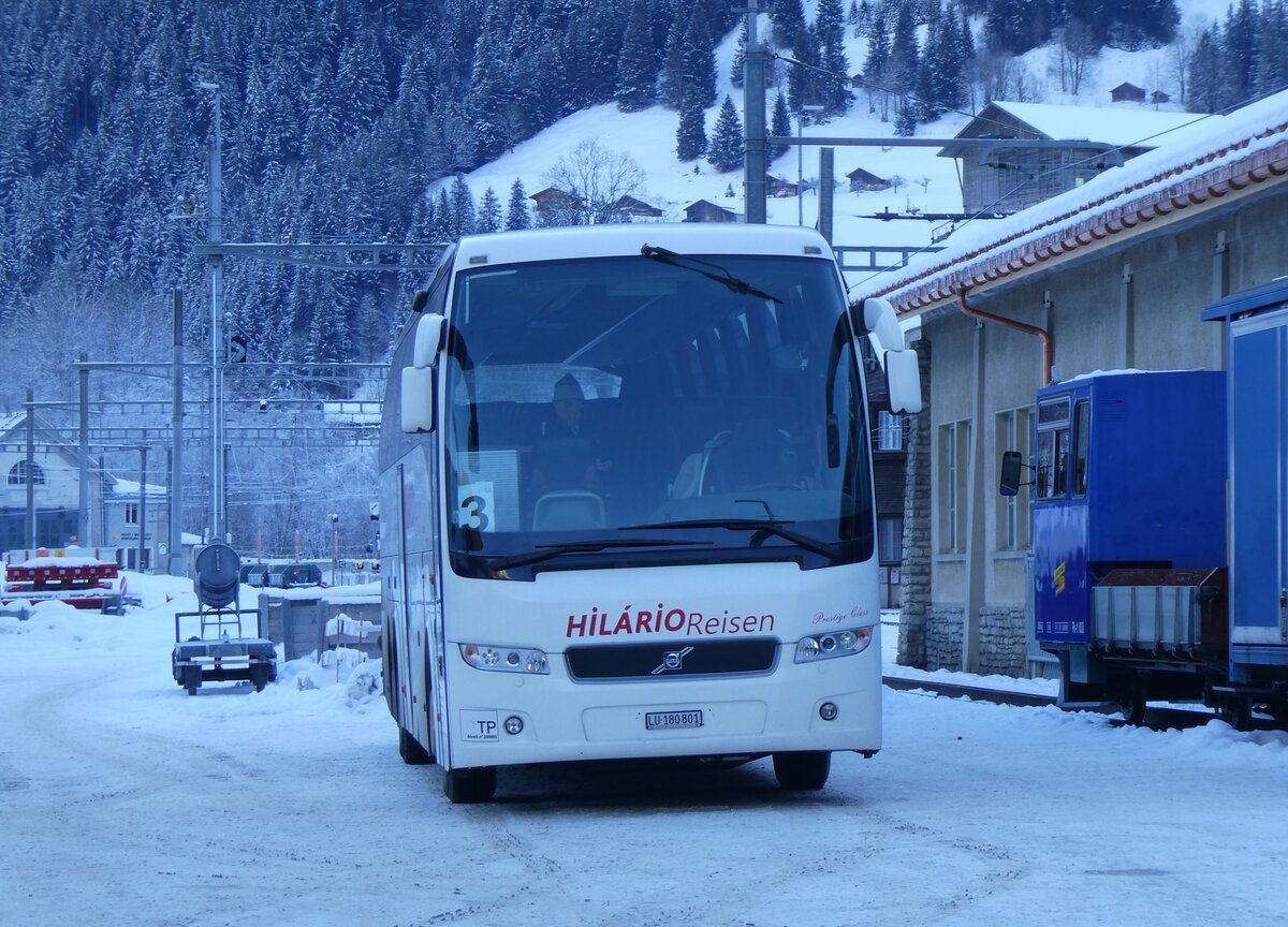 (271'257) - Hilrio, Schtz - LU 180'801 - Volvo am 18. Januar 2025 beim Bahnhof Grindelwald Grund