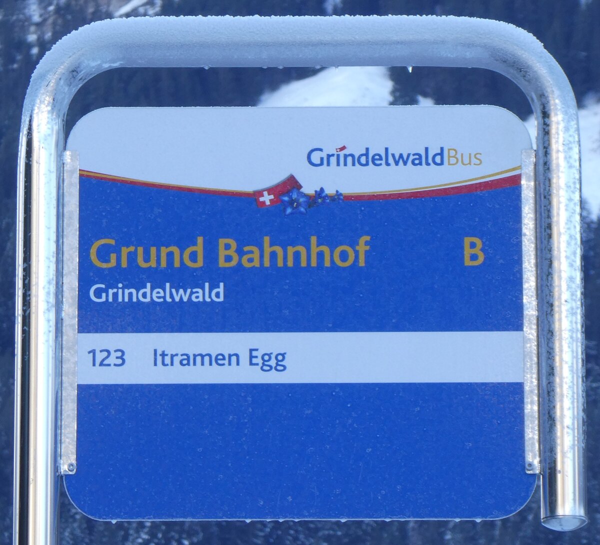 (271'258) - GrindelwaldBus-Haltestellenschild - Grindelwald, Grund Bahnhof - am 18. Januar 2025