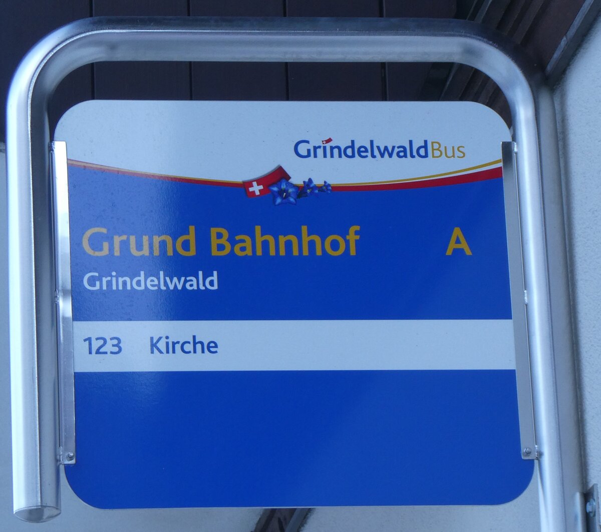 (271'259) - GrindelwaldBus-Haltestellenschild - Grindelwald, Grund Bahnhof - am 18. Januar 2025