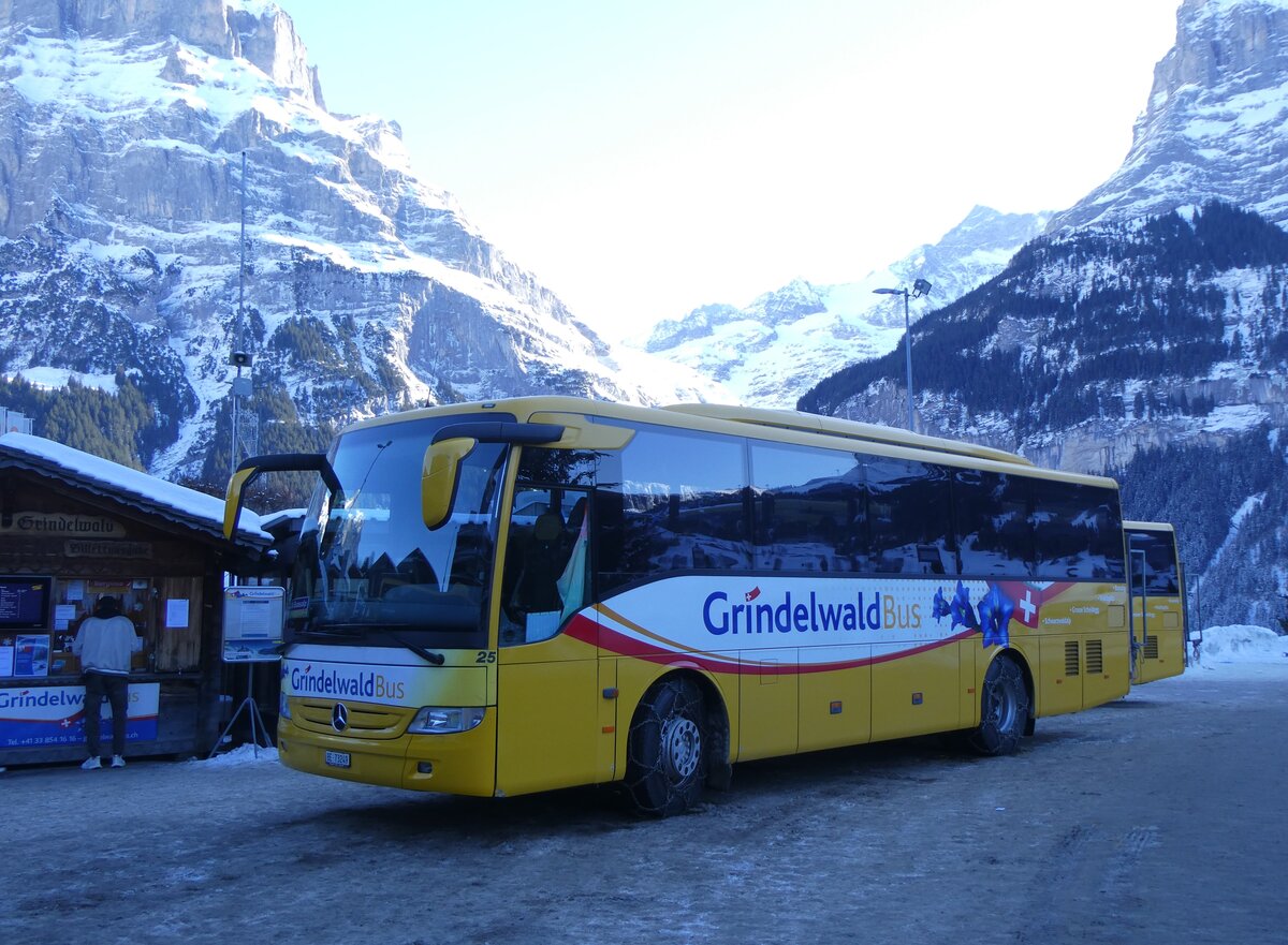 (271'293) - GrindelwaldBus, Grindelwald - Nr. 25/BE 73'249 - Mercedes am 18. Januar 2025 beim Bahnhof Grindelwald