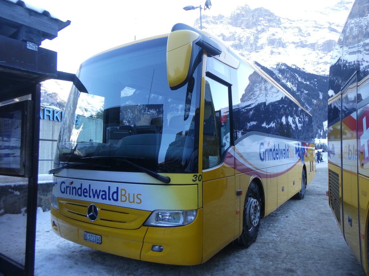 (271'294) - GrindelwaldBus, Grindelwald - Nr. 30/BE 171'240 - Mercedes am 18. Januar 2025 beim Bahnhof Grindelwald