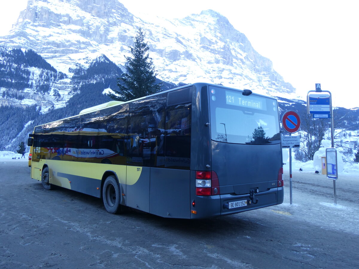 (271'298) - STI Thun - Nr. 152/BE 801'152 - MAN am 18. Januar 2025 beim Bahnhof Grindelwald