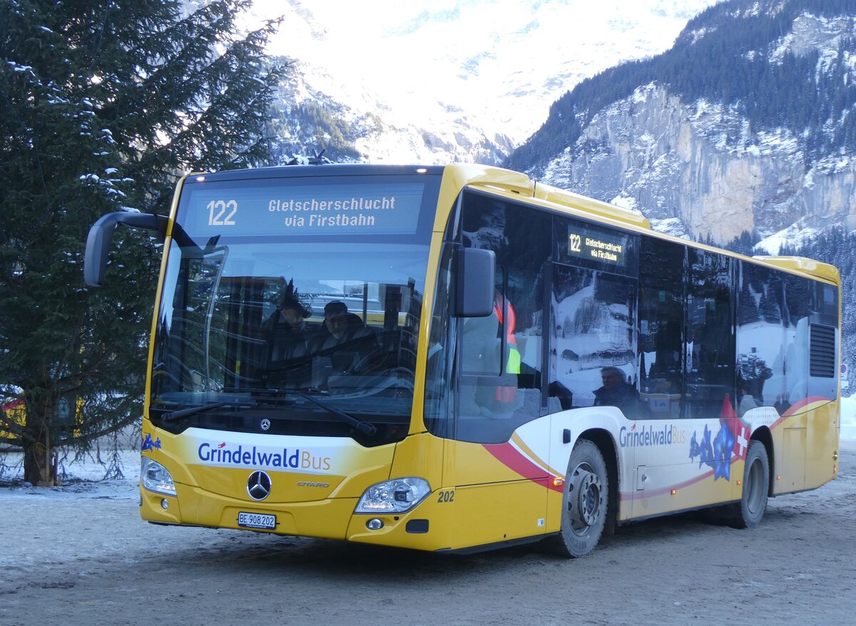 (271'302) - GrindelwaldBus, Grindelwald - Nr. 202/BE 908'202 - Mercedes am 18. Januar 2025 beim Bahnhof Grindelwald