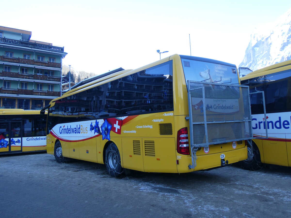 (271'316) - GrindelwaldBus, Grindelwald - Nr. 25/BE 73'249 - Mercedes am 18. Januar 2025 beim Bahnhof Grindelwald