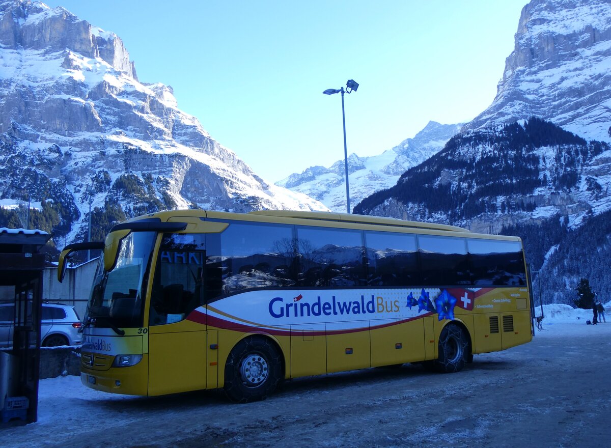 (271'318) - GrindelwaldBus, Grindelwald - Nr. 30/BE 171'240 - Mercedes am 18. Januar 2025 beim Bahnhof Grindelwald