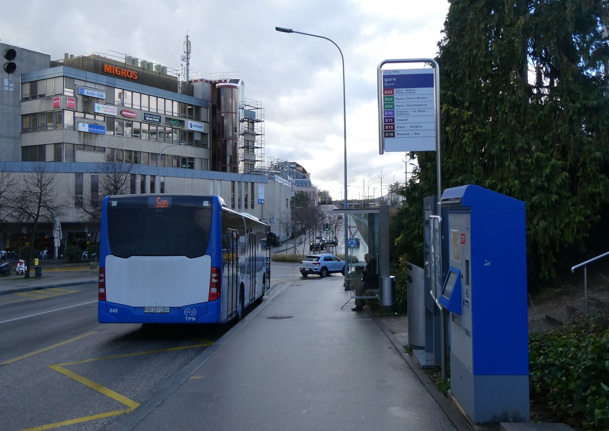 (271'394) - TPN Nyon - Nr. 245/VD 159'285 - Mercedes am 22. Januar 2025 beim Bahnhof Nyon