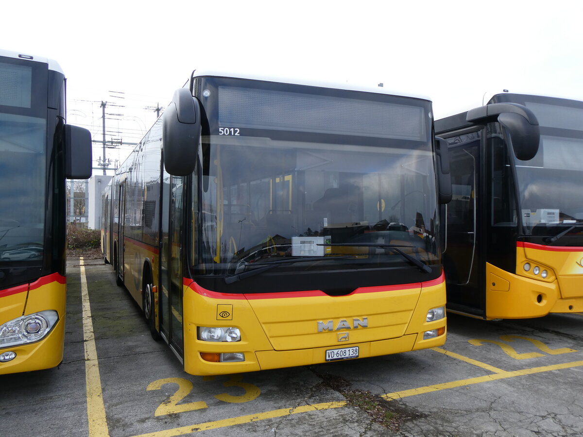 (271'568) - CarPostal Ouest - VD 608'138/PID 5012 - MAN (ex NE 165'376; ex VD 495'042) am 1. Februar 2025 in Yverdon, Garage