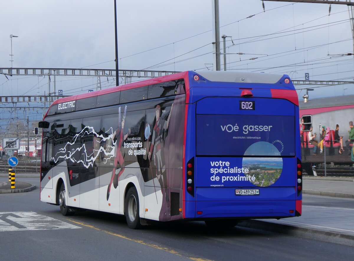 (271'609) - TRAVYS Yverdon - Nr. 163/VD 489'253 - eVolvo am 1. Februar 2025 beim Bahnhof Yverdon