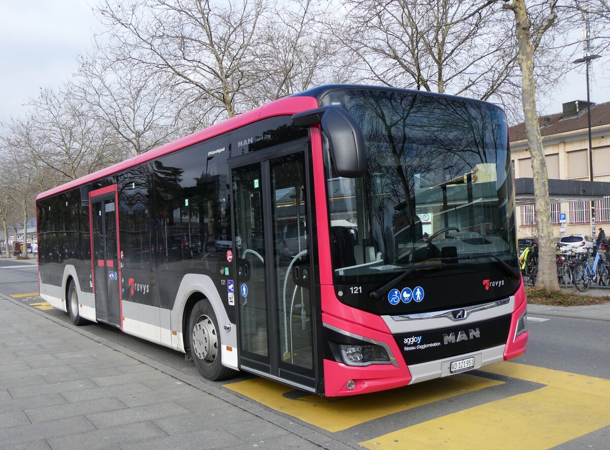 (271'618) - TRAVYS Yverdon - Nr. 121/VD 121'951 - MAN am 1. Februar 2025 beim Bahnhof Yverdon