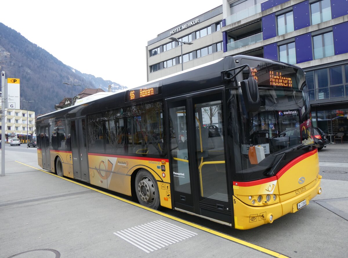 (271'855) - Hfliger, Sursee - Nr. 5/OW 11'868/PID 10'011 - Solaris am 11. Februar 2025 beim Bahnhof Interlaken West (Einsatz PostAuto)