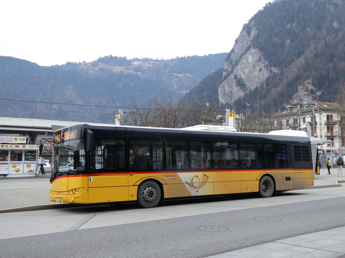 (271'856) - Hfliger, Sursee - Nr. 5/OW 11'868/PID 10'011 - Solaris am 11. Februar 2025 beim Bahnhof Interlaken West (Einsatz PostAuto) 