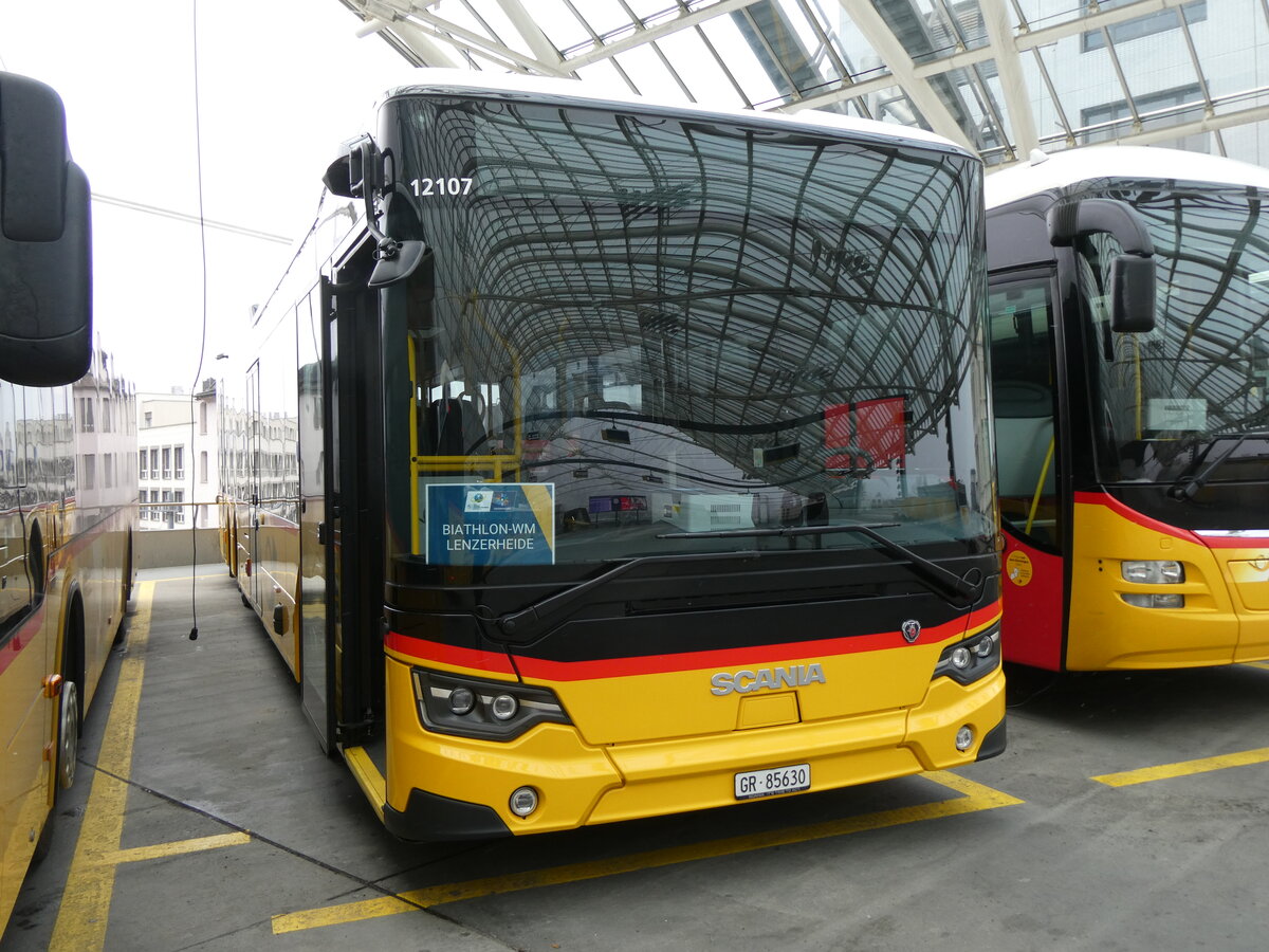 (271'928) - PostAuto Graubnden - GR 85'630/PID 12'107 - Scania am 14. Februar 2025 in Chur, Postautostation