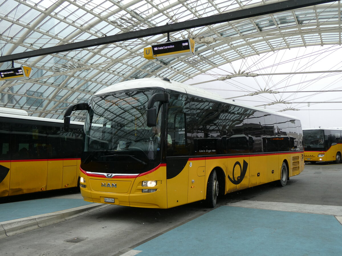 (271'970) - PostAuto Graubnden - GR 173'206/PID 10'508 - MAN am 14. Februar 2025 in Chur, Postautostation