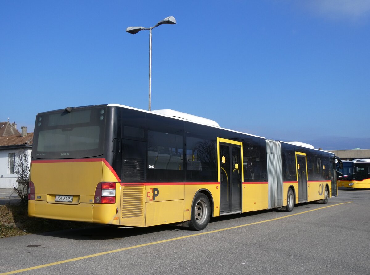 (272'074) - CarPostal Ouest - VD 608'138/PID 5012 - MAN (ex NE 165'376; ex VD 495'042) am 15. Februar 2025 in Yverdon, Garage