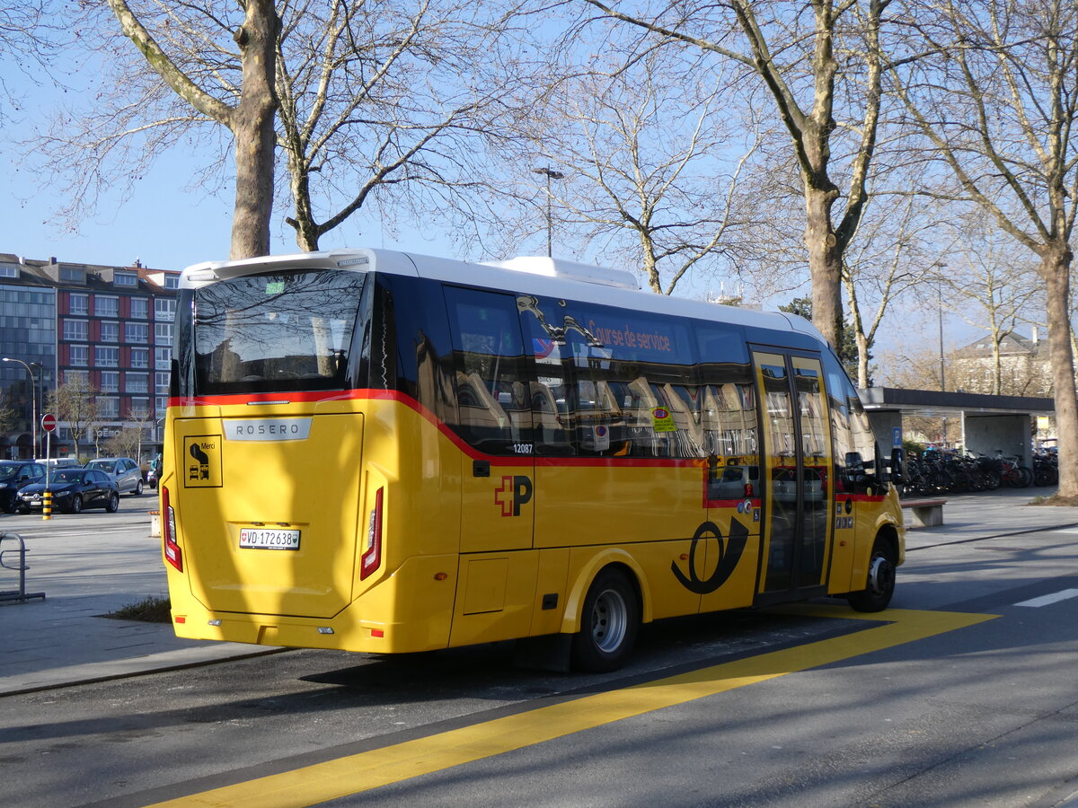 (272'087) - CarPostal Ouest - VD 172'638/PID 12'087 - Iveco/Rosero am 15. Februar 2025 beim Bahnhof Yverdon