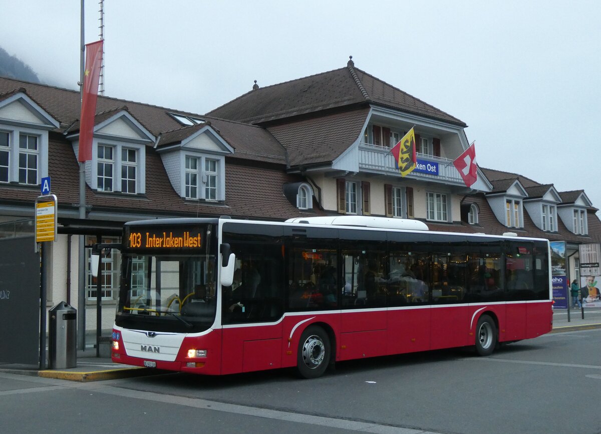 (272'151) - PostAuto Bern - BE 403'166/PID 12'336 - MAN (ex Dir. Richard, A-Wien Nr. 1411) am 17. Februar 2025 beim Bahnhof Interlaken Ost