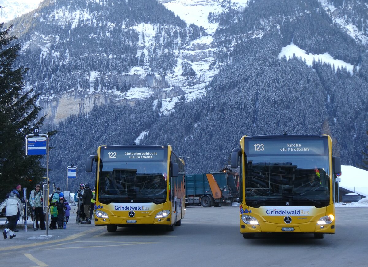 (272'153) - GrindelwaldBus, Grindelwald - Nr. 202/BE 908'202 + Nr. 203/BE 905'203 - Mercedes am 17. Februar 2025 beim Bahnhof Grindelwald