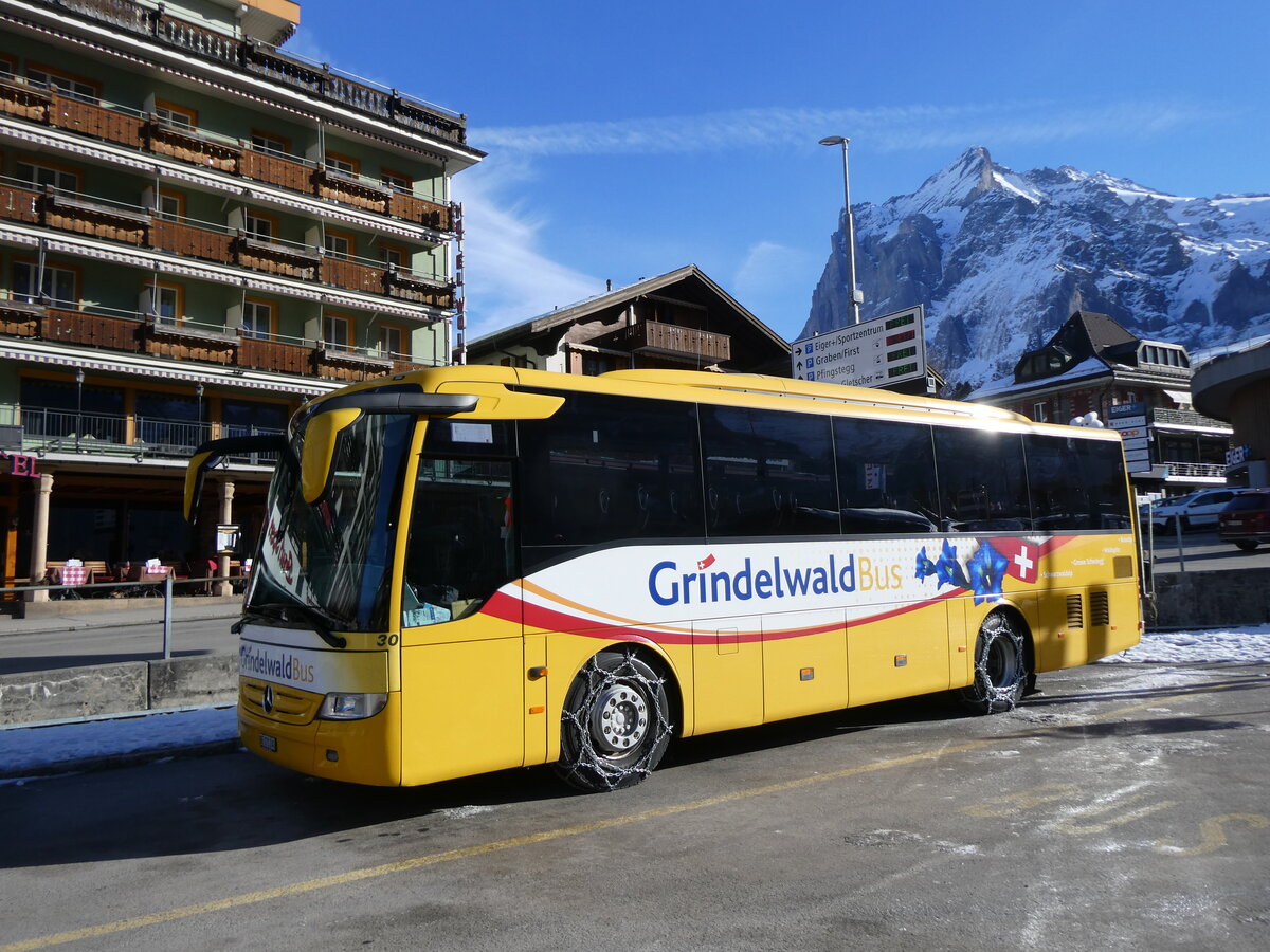 (272'154) - GrindelwaldBus, Grindelwald - Nr. 30/BE 171'240 - Mercedes am 17. Februar 2025 beim Bahnhof Grindelwald