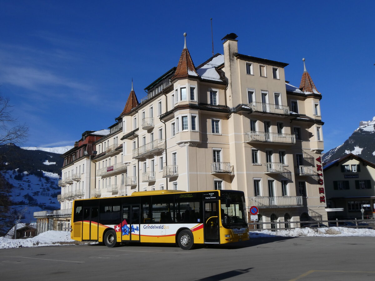 (272'157) - GrindelwaldBus, Grindelwald - Nr. 24/BE 364'408 - MAN/Gppel am 17. Februar 2025 beim Bahnhof Grindelwald