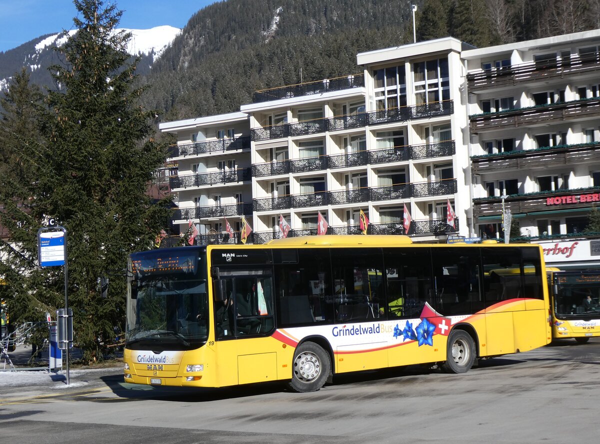 (272'166) - GrindelwaldBus, Grindelwald - Nr. 19/BE 363'305 - MAN/Gppel am 17. Februar 2025 beim Bahnhof Grindelwald