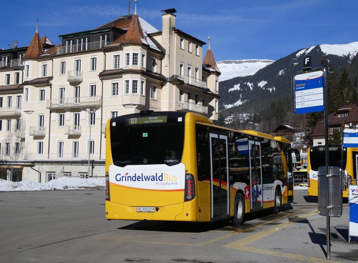 (272'171) - GrindelwaldBus, Grindelwald - Nr. 203/BE 905'203 - Mercedes am 17. Februar 2025 beim Bahnhof Grindelwald