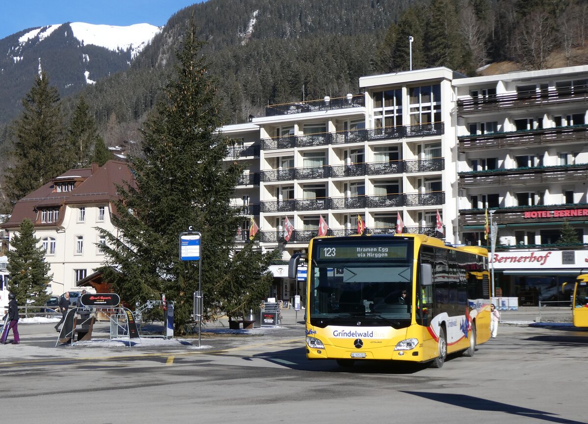 (272'174) - GrindelwaldBus, Grindelwald - Nr. 203/BE 905'203 - Mercedes am 17. Februar 2025 beim Bahnhof Grindelwald