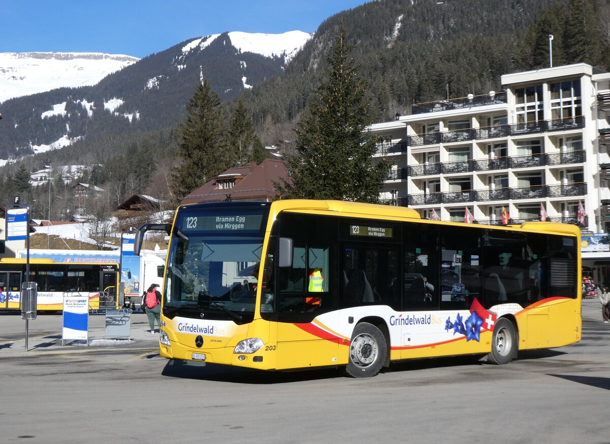 (272'175) - GrindelwaldBus, Grindelwald - Nr. 203/BE 905'203 - Mercedes am 17. Februar 2025 beim Bahnhof Grindelwald