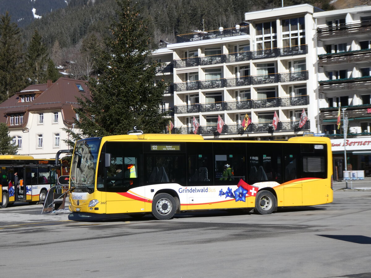 (272'177) - GrindelwaldBus, Grindelwald - Nr. 202/BE 908'202 - Mercedes am 17. Februar 2025 beim Bahnhof Grindelwald