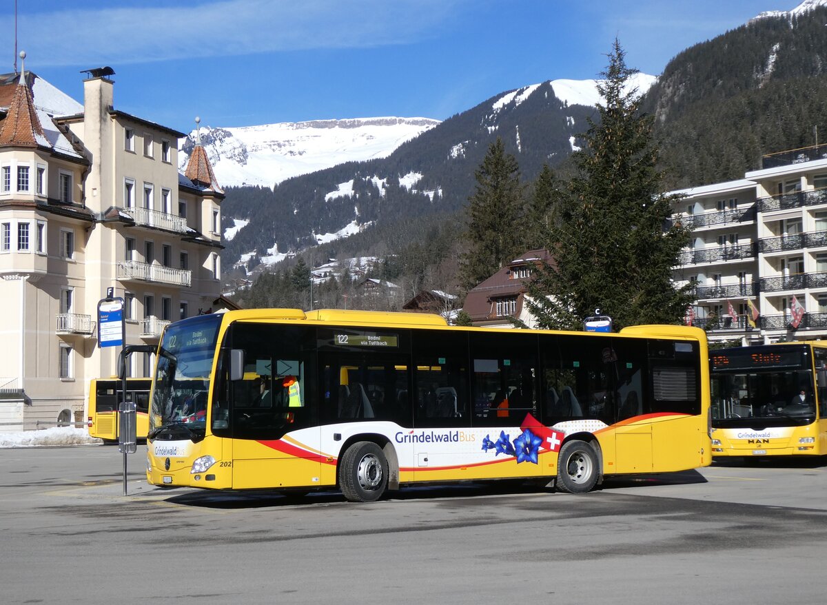 (272'178) - GrindelwaldBus, Grindelwald - Nr. 202/BE 908'202 - Mercedes am 17. Februar 2025 beim Bahnhof Grindelwald