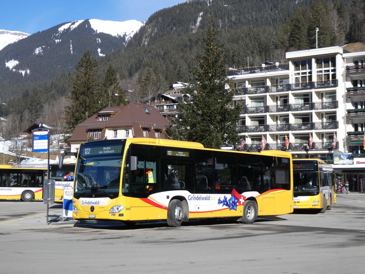 (272'179) - GrindelwaldBus, Grindelwald - Nr. 202/BE 908'202 - Mercedes am 17. Februar 2025 beim Bahnhof Grindelwald