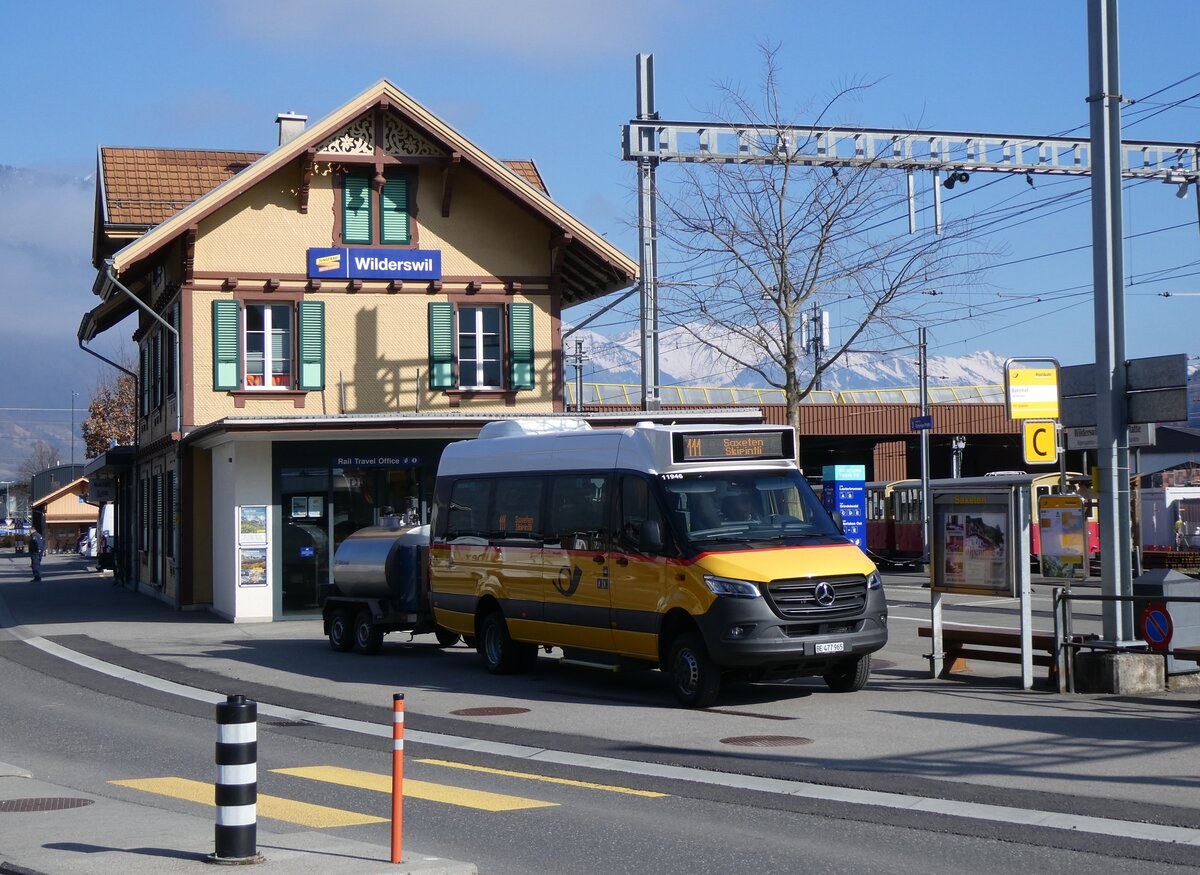 (272'216) - PostAuto Bern - BE 477'965/PID 11'946 - Mercedes am 18. Februar 2025 beim Bahnhof Wilderswil