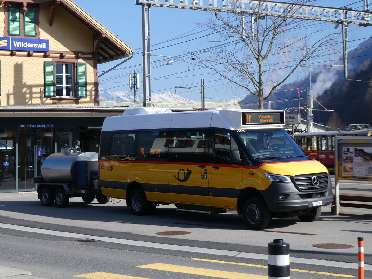 (272'217) - PostAuto Bern - BE 477'965/PID 11'946 - Mercedes am 18. Februar 2025 beim Bahnhof Wilderswil