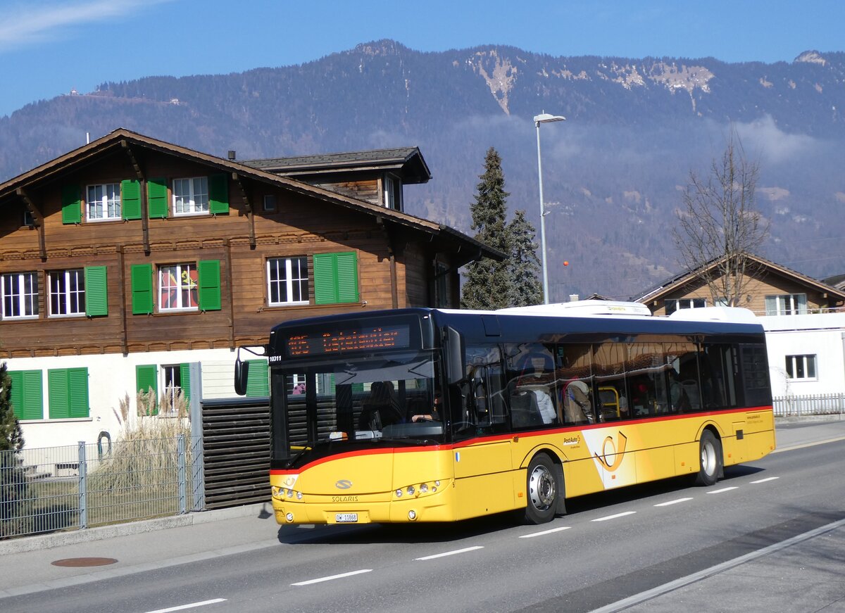 (272'220) - Hfliger, Sursee - Nr. 5/OW 11'868/PID 10'011 - Solaris am 18. Februar 2025 beim Bahnhof Wilderswil (Einsatz PostAuto)