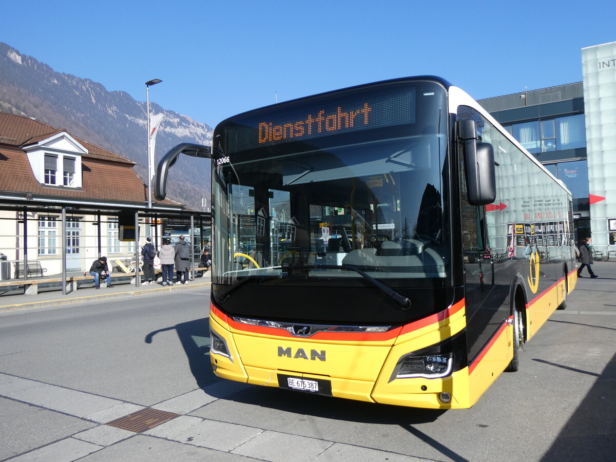 (272'241) - PostAuto Bern - BE 675'387/PID 12'066 - MAN am 18. Februar 2025 beim Bahnhof Interlaken Ost