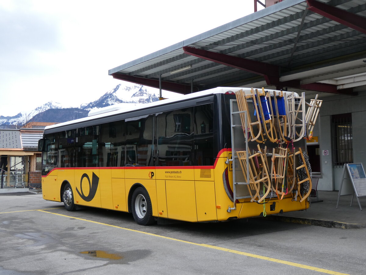 (272'252) - Flck, Brienz - Nr. 27/BE 868'727/PID 11'669 - Iveco am 20. Februar 2025 in Meiringen, Postautostation