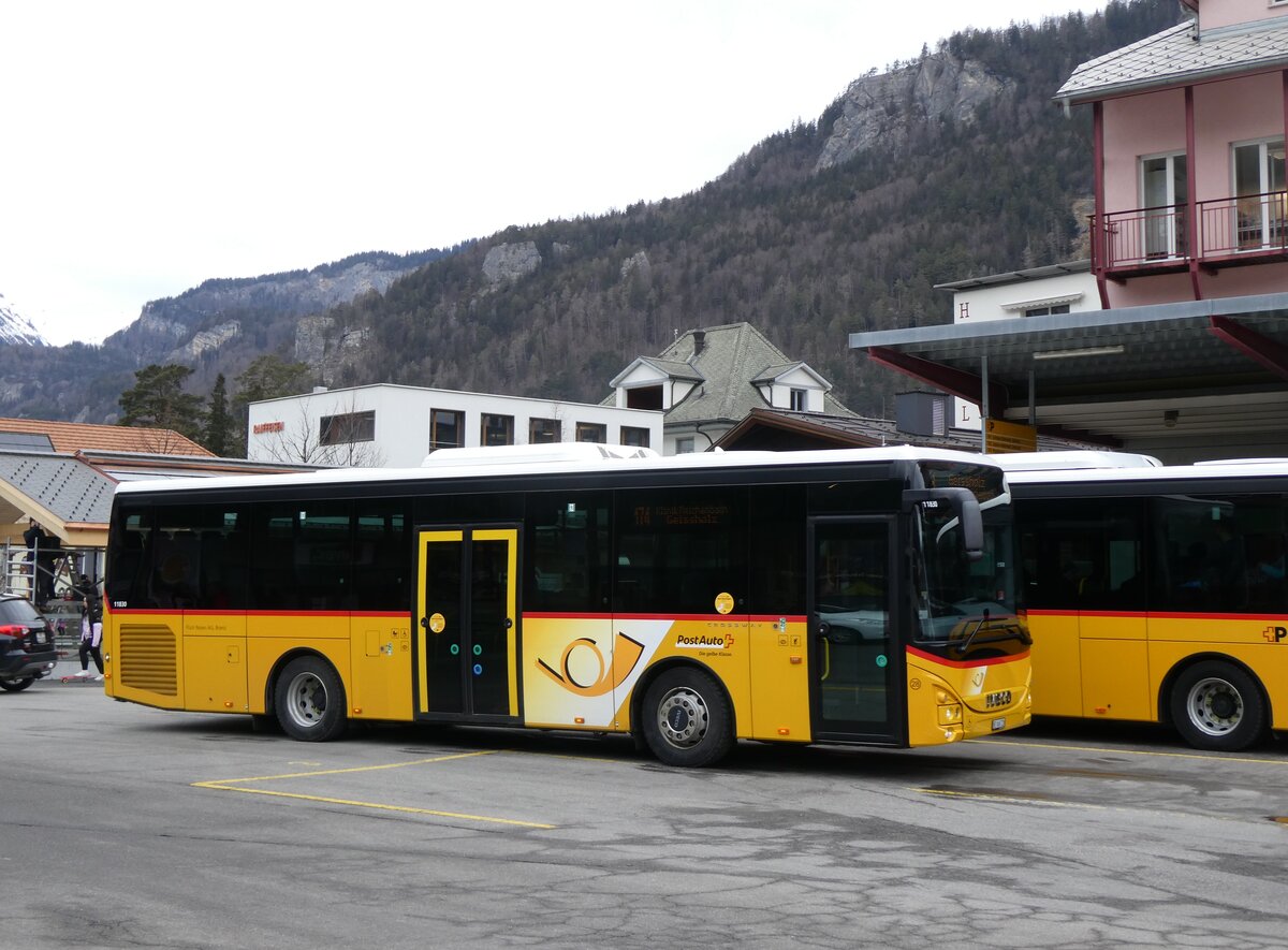 (272'253) - Flck, Brienz - Nr. 28/BE 868'728/PID 11'830 - Iveco am 20. Februar 2025 in Meiringen, Postautostation