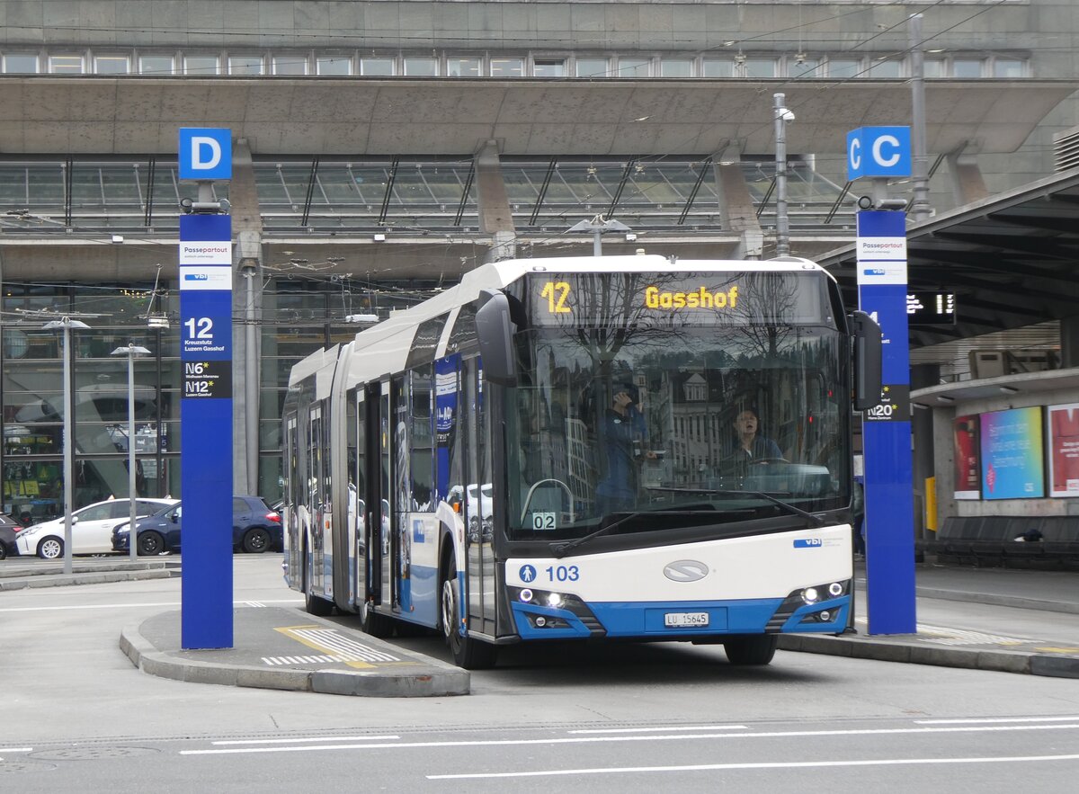 (272'261) - VBL Luzern - Nr. 103/LU 15'645 - Solaris am 20. Februar 2025 beim Bahnhof Luzern