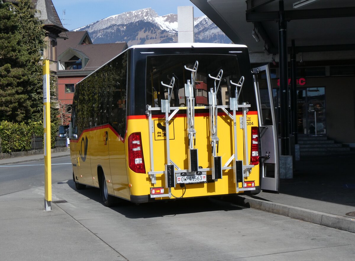 (272'288) - PostAuto Zentralschweiz - Nr. 304/OW 41'563/PID 12'175 - Iveco/K-Bus am 21. Februar 2025 beim Bahnhof Sarnen