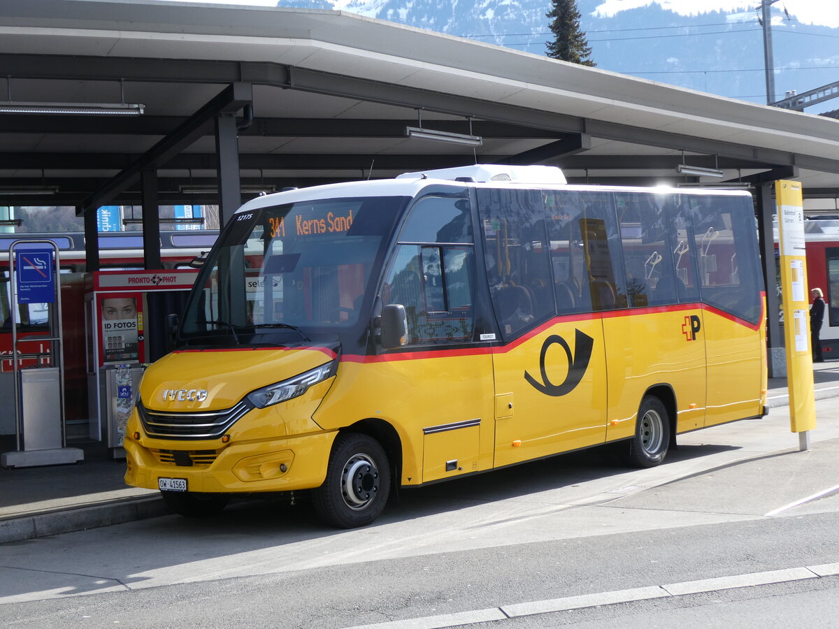 (272'289) - PostAuto Zentralschweiz - Nr. 304/OW 41'563/PID 12'175 - Iveco/K-Bus am 21. Februar 2025 beim Bahnhof Sarnen