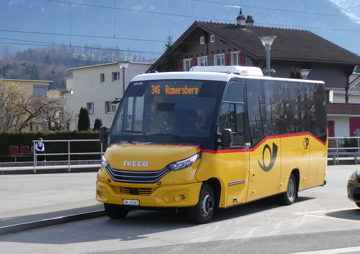 (272'290) - PostAuto Zentralschweiz - Nr. 304/OW 41'563/PID 12'175 - Iveco/K-Bus am 21. Februar 2025 beim Bahnhof Sarnen