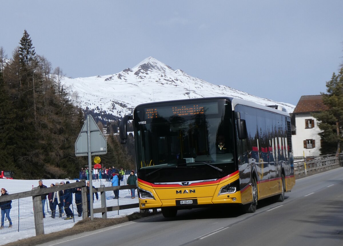 (272'324) - PostAuto Graubnden - GR 184'616/PID 11'932 - MAN am 22. Februar 2025 in Lantsch/Lenz, Biathlon-WM