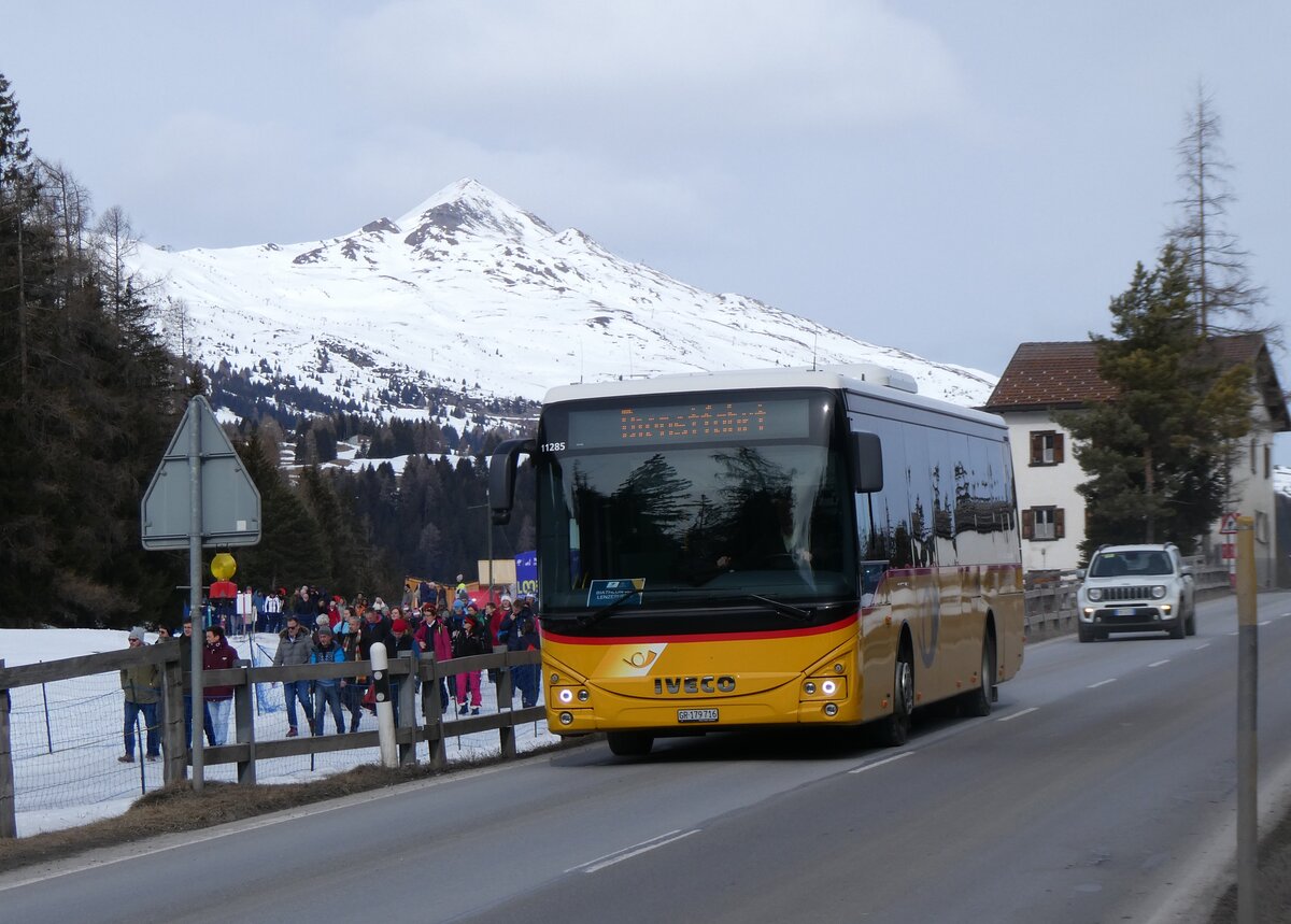 (272'381) - PostAuto Graubnden - GR 179'716/PID 11'285 - Iveco am 22. Februar 2025 in Lantsch/Lenz, Biathlon-WM