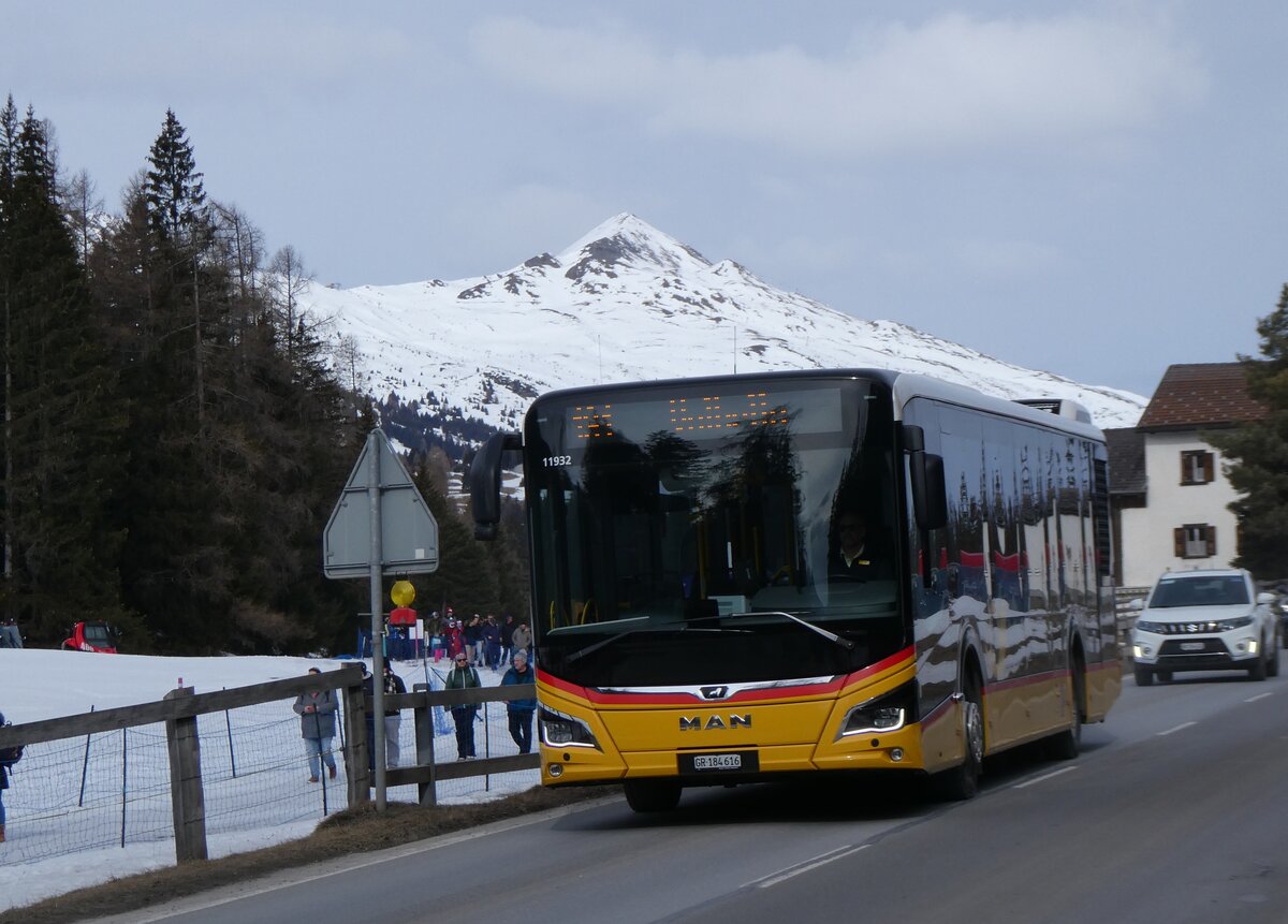 (272'382) - PostAuto Graubnden - GR 184'616/PID 11'932 - MAN am 22. Februar 2025 in Lantsch/Lenz, Biathlon-WM