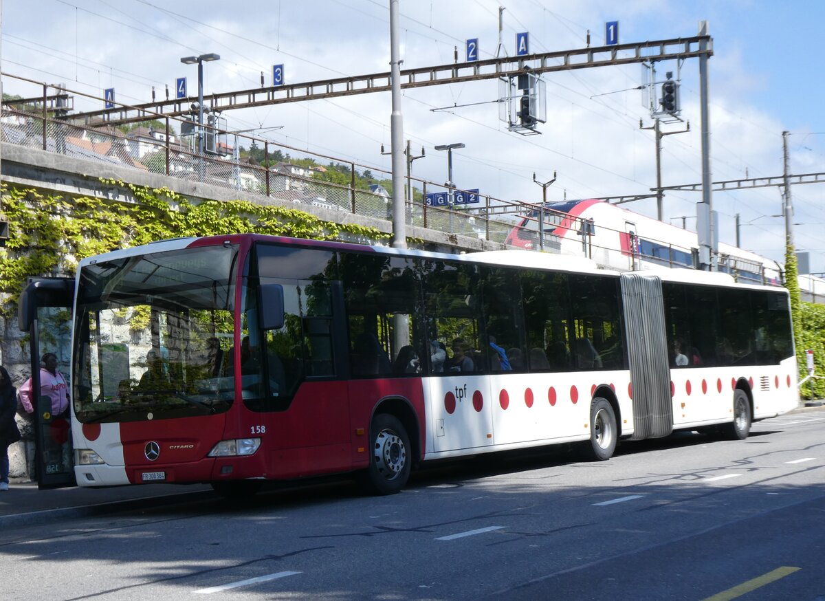 (274'274) - TPF Fribourg - Nr. 158/FR 300'364 - Mercedes am 26. April 2025 beim Bahnhof Neuchtel