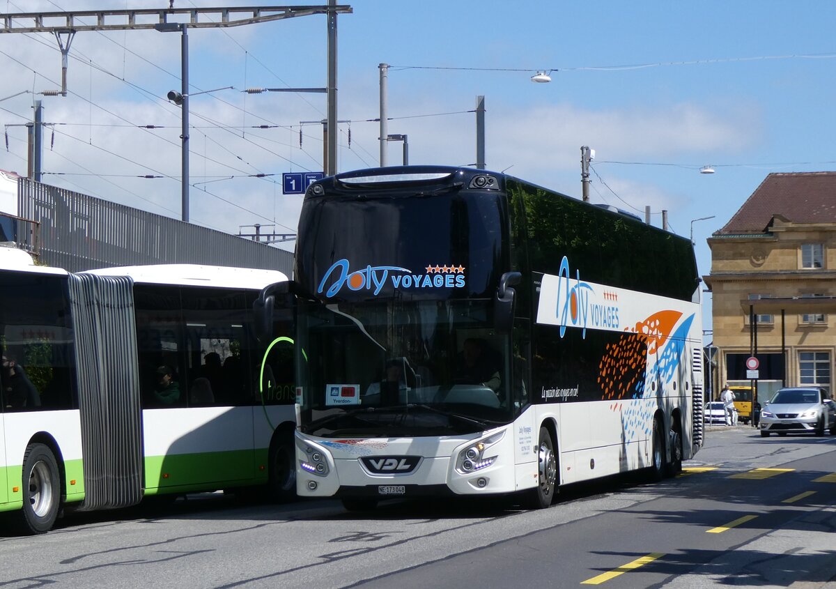 (274'279) - Joly Voyages, Les Breuleux - NE 173'048 - VDL (ex Rope, D-Bordesholm) am 26. April 2025 beim Bahnhof Neuchtel