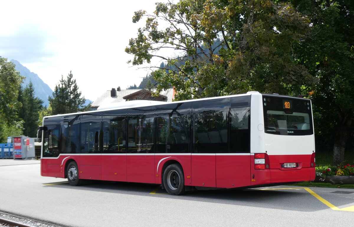 (278'564) - PostAuto Bern - BE 90'275/PID 12'337 - MAN (ex Dr. Richard, A-Wien Nr. 1413) am 5. August 2025 beim Bahnhof Schnried